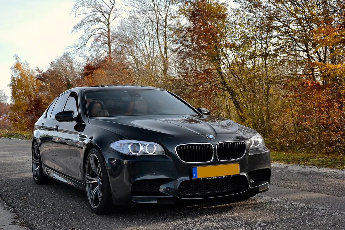 BMW M5 F10 negru, cu jante M