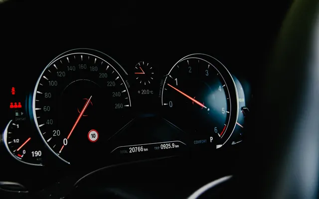 Bordul unui BMW cu kilometrajul afișat în km