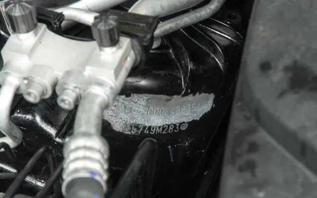 Serie de șasiu ștanțată și modificată în compartimentul motor